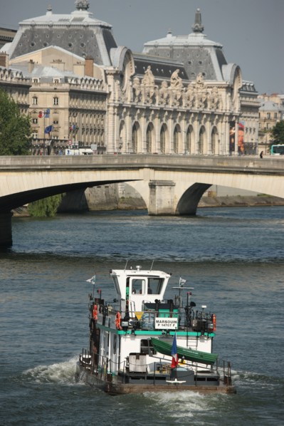 France, paris, bateau travaillant, transport fluvial, depuis le pont des arts, musee d'orsay.
Date : 2011-2012