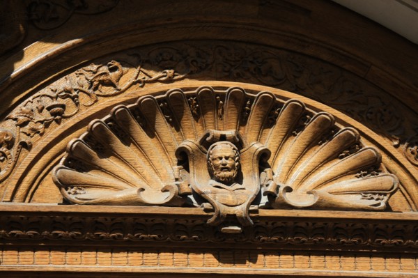 France, ile de france, paris 7e arrondissement, 14 rue vaneau, maison de 1835 neo renaissance, philibert delorme, architecture, decor, renovation, detail sculpture, porte.
Date : 2011-2012
