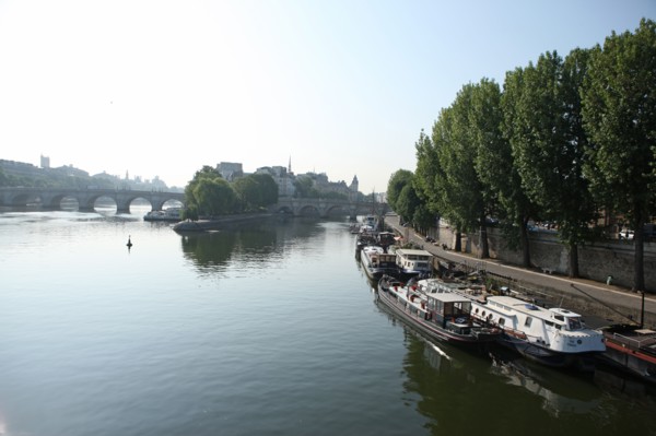 France, ile de france, paris 1e, pont des arts, la Seine passerelle entre louvre et institut de france, vue sur le quai de conti, le pont neuf et la pointe de l'ile de la cite, square du vert galant.
...