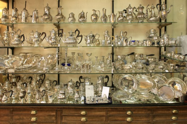 France, ile de france, paris 7e arrondissement, 108 rue du bac, boutique la mine d'argent, mobilier, decoration, argenterie, theieres et chandeliers.
Date : 2011-2012