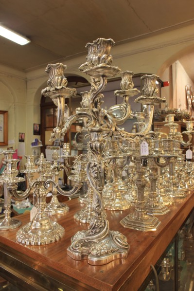France, ile de france, paris 7e arrondissement, 108 rue du bac, boutique la mine d'argent, mobilier, decoration, argenterie, theieres et chandeliers.
Date : 2011-2012