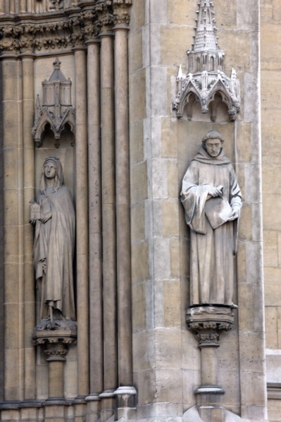 France, ile de france, paris 7e arrondissement,rue saint dominique, square samuel rousseau, basilique sainte clotilde, detail des statues entre les colonnes du portail

Date : 2011-2012