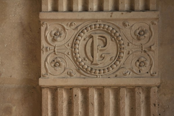 France, ile de france, paris 8e arrondissement, 7 rue tronchet, hotel de pourtales, club sfr, entree, couloir, decor mur, monogramme

Date : 2011-2012