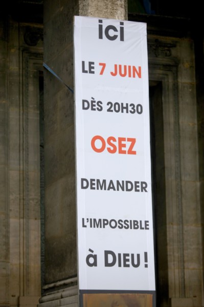 France, ile de france, paris, 8e arrondissement, place saint augustin, eglise saint augustin, banderole promotionnelle, pancarte

Date : 2011-2012