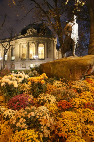 France, ile de france, paris 8e arrondissement, place champs elysees clemenceau, statue de clemenceau, en arriere plan le petit palais

Date : 2011-2012