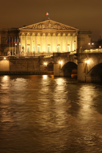 France, ile de france, paris 7e arrondissement, pont de la concorde, facade du palais bourbon, assemblee nationale, seine, nuit, institution,  etat, deputes, pouvoir legislatif

Date : 2011-2012