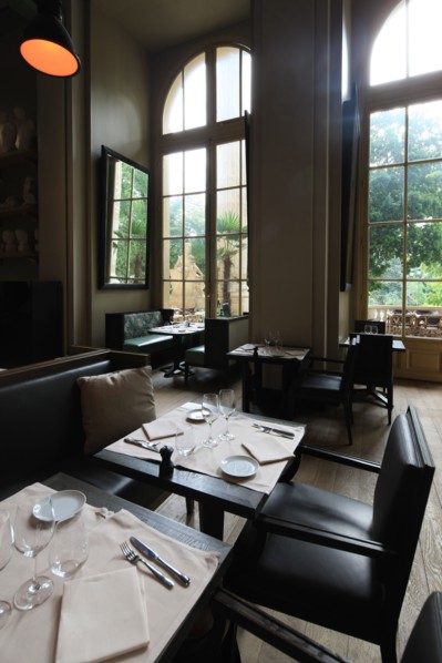 France, ile de france, paris 8e arrondissement, avenue winston churchill, le minipalais, restaurant du grand palais, terrasse, colonnes, gastronomie

Date : 2011-2012