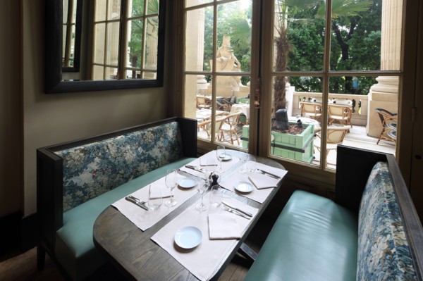 France, ile de france, paris 8e arrondissement, avenue winston churchill, le minipalais, restaurant du grand palais, terrasse, colonnes, gastronomie

Date : 2011-2012