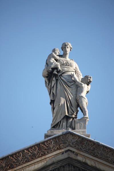 France, ile de france, paris 9e arrondissement, 18 rue de chateaudun, eglise notre dame de lorette, facade, architecte hippolyte lebas, colonnes, fronton, sculpture, detail sommet du fronton

Date : 2...