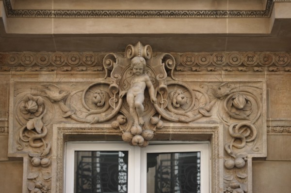 France, ile de france, paris 9e arrondissement,  9 rue victor masse, facade d'immeuble, detail

Date : 2011-2012