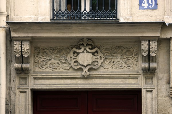 France, ile de france, paris 9e arrondissement, rue notre dame de lorette, immeuble, no49, restauration, decor, sculpture,  detail dessus de porte

Date : 2011-2012