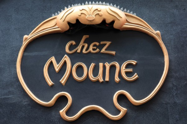 Enseigne "Chez Moune", 54 rue Jean Baptiste Pigalle à Paris