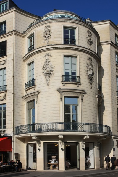 france, region ile de france, paris 9e arrondissement, 1 rue caumartin, 2 boulevard de la Madeleine, angle, rotonde, facade, 18e siecle, sculpture, magasin Habitat. 

Date : 2011-2012
