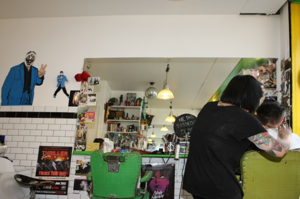 France, ile de france, paris 11e arrondissement, 3 rue saint sabin, salon de coiffure rock : ultra, tatouages

Date : 2011-2012