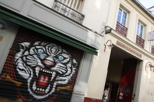 France, ile de france, paris 11e arrondissement, 1 rue de crussol, bar entree des artistes, jouxtant le cirque d'hiver, rideau de fer, tigre

Date : 2011-2012