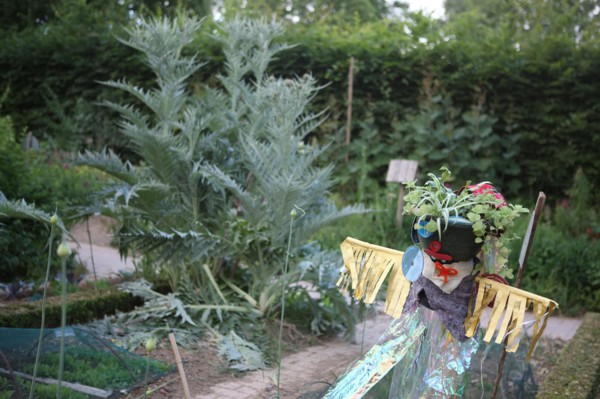 France, ile de france, paris, 12e arrondissement, bercy, parc de bercy, maison du jardinage, jardins potagers des enfants, epouvantail

Date : 2011-2012