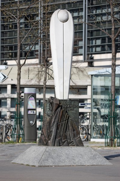 France, ile de france, paris 12e arrondissement, bercy, place du bataillon du pacifique, monument a la memoire de berty albrecht, resistante

Date : 2011-2012