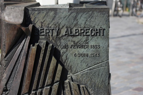 France, ile de france, paris 12e arrondissement, bercy, place du bataillon du pacifique, monument a la memoire de berty albrecht, resistante

Date : 2011-2012