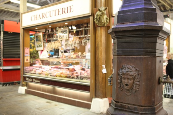France, ile de france, paris, 12e arrondissement , rue et place d'aligre, marche, halle , fontaine

Date : 2011-2012