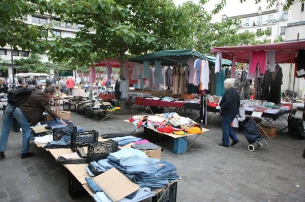 France, ile de france, paris, 12e arrondissement , rue et place d'aligre, marche, fripes et vetements

Date : 2011-2012