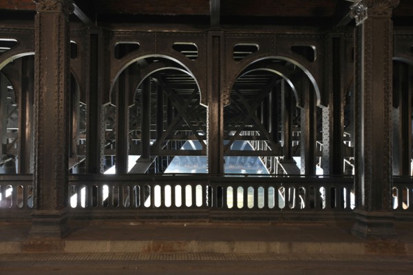 France, ile de france, paris 7e-16e arrondissement pont alexandre III, sous le pont, arches metalliques, rivets, fives lille,
