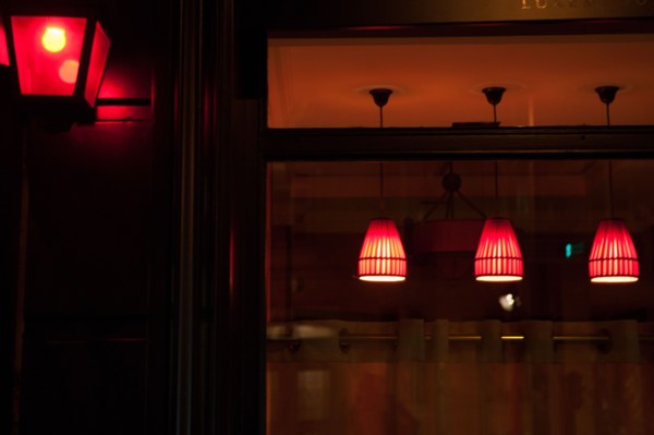 france, ile de france, paris, 5e arrondissement, boulevard saint michel,detail vitrine hotel, lumiere rouge, nuit, matin