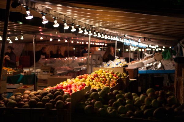 france, region ile de france, paris 7e arrondissement, avenue de saxe, marche de saxe breteuil, commerce, preparation des etals au petit matin, nuit, tour montparnasse au fond,
