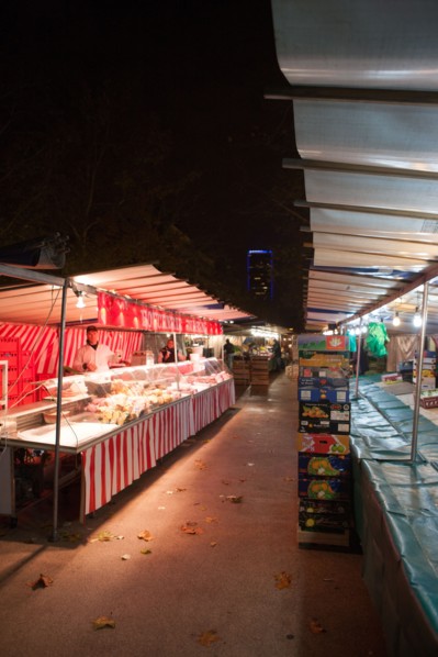 france, region ile de france, paris 7e arrondissement, avenue de saxe, marche de saxe breteuil, commerce, preparation des etals au petit matin, nuit, tour montparnasse au fond,