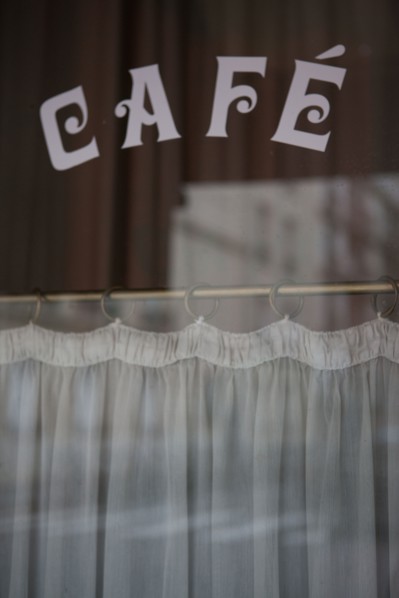 france, region ile de france, paris 7e arrondissement, rue de l'universite, devanture, facade d'un cafe, bar, rideau, lettrage.
Date : decembre 2012.