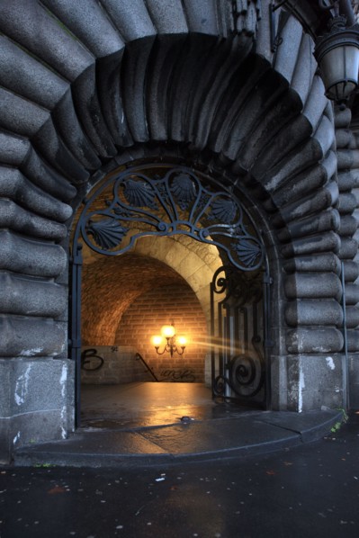 france, region ile de france, paris 7e arrondissement, pile du pont alexandre III, tunnel souterrain sous le pont, circulation, matin, fin de nuit, eclairage,