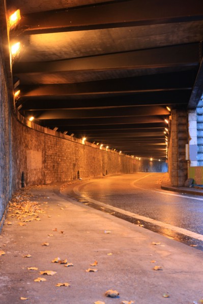 france, region ile de france, paris 7e arrondissement, pile du pont alexandre III, tunnel souterrain sous le pont, circulation, matin, fin de nuit, eclairage,