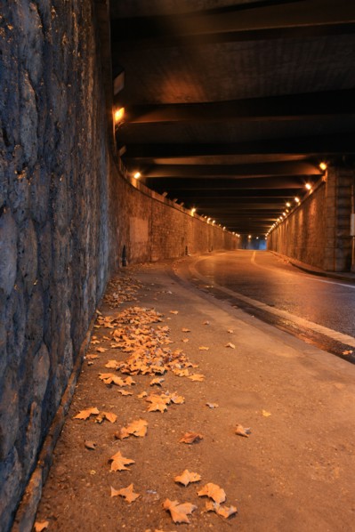 france, region ile de france, paris 7e arrondissement, pile du pont alexandre III, tunnel souterrain sous le pont, circulation, matin, fin de nuit, eclairage,