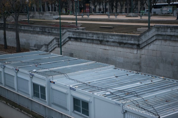 france, region ile de france, paris 16e arrondissement, place et pont de l'alma, toits de cabines de chantier algeco,quai d'orsay, signes de ville, matin,