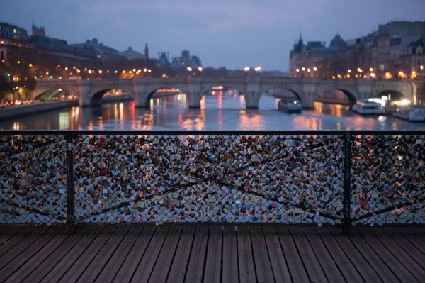 france, ile de france, paris, 6e arrondissement, pont des arts, entre quai de conti et musee du louvre, seine, nuit, cadenas, petit matin,