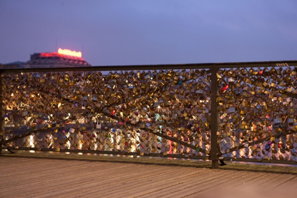 france, ile de france, paris, 6e arrondissement, pont des arts, entre quai de conti et musee du louvre, seine, nuit, cadenas, petit matin,