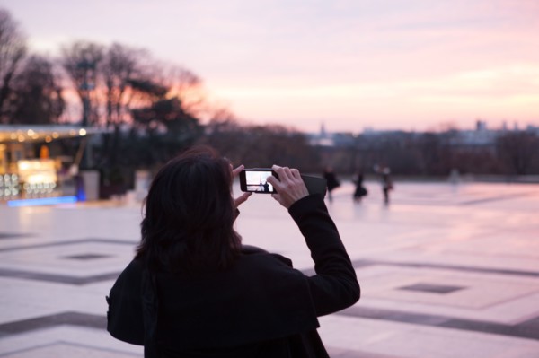 france, region ile de france, paris 16e arrondissement, tour eiffel, trocadero, parvis des droits de l'homme, touriste, photo avec i phone, smartphone, petit matin, nuit,