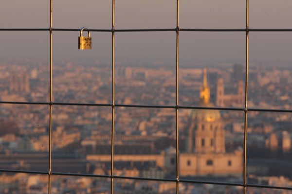 France, ile de france, paris 7e arrondissement, tour eiffel, vue depuis le 2e etage, vers les invalides, toits, cadenas et dome,