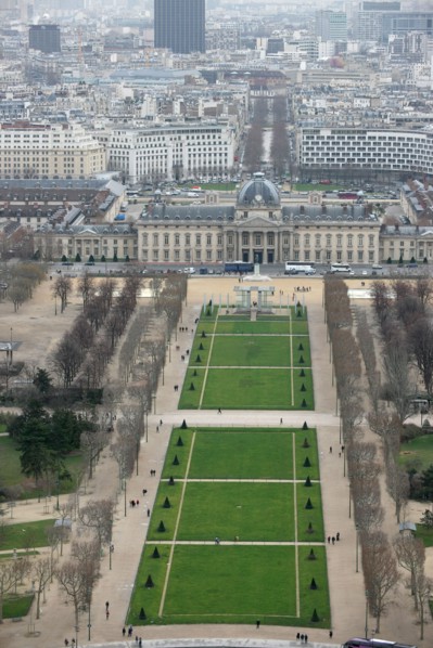 France, ile de france, paris 7e arrondissement, tour eiffel, interieur du monument concu par gustave eiffel, depuis le premier etage, panorama, champ de mars et ecole militaire,