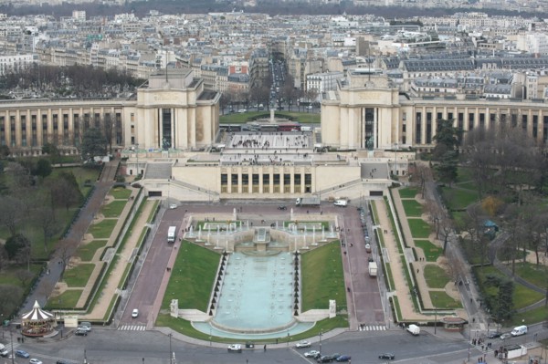 France, ile de france, paris 7e arrondissement, tour eiffel, interieur du monument concu par gustave eiffel, depuis le deuxieme etage, panorama, toits, trocadero, palais de chaillot,