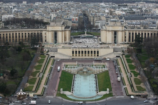 France, ile de france, paris 7e arrondissement, tour eiffel, interieur du monument concu par gustave eiffel, depuis le deuxieme etage, panorama, toits, trocadero, palais de chaillot,