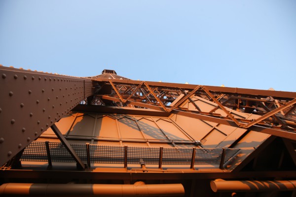 France, ile de france, paris 7e arrondissement, tour eiffel, vue depuis le 2e etage, vers le sommet,