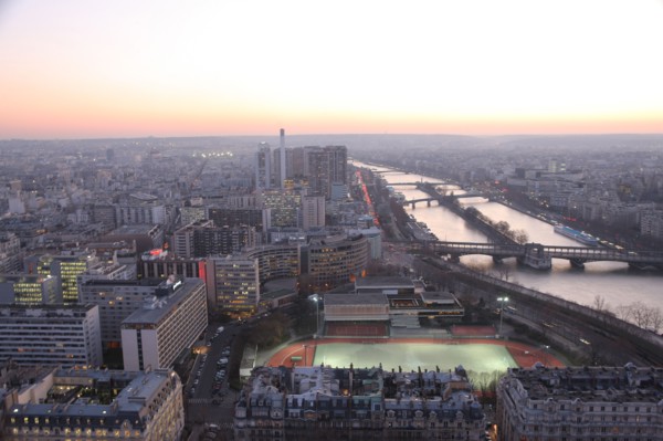 France, ile de france, paris 7e arrondissement, tour eiffel, vue depuis le 2e etage, nuit, tours du quai de grenelle, seine, pont de bir hakeim,