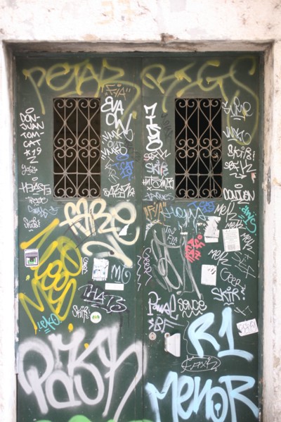 portugal, lisbonne, lisboa, signes de ville, bairro alto, graffiti, murs, carrelage
Date : septembre 2011