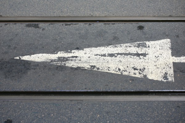 portugal, lisbonne, lisboa,  signes de ville, tramway numero 28, detail rails et fleche de signalisation, alfama, transport, interieur du tram
Date : septembre 2011