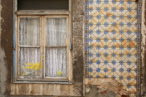 portugal, lisbonne, lisboa, signes de ville, tramway depuis le tramway numero 28, detail facades maisons, alfama, transport, idetail facade graffiti, azulejos, fenetre
Date : septembre 2011