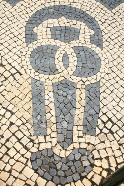 portugal, lisbonne, lisboa, signes de ville, bairro alto, detail des paves formant visage, sol, voirie, place

Date : septembre 2011