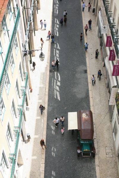 portugal, lisbonne, lisboa, signes de ville, bairro alto, vue d'ensemble, panorama, ciel d'orage, facades, vue sur la baixa en contrebas, elevador de santa justia
Date : septembre 2011