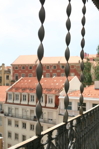 portugal, lisbonne, lisboa, signes de ville, bairro alto, vue d'ensemble, panorama, ciel d'orage, facades, vue sur la baixa en contrebas, elevador de santa justia
Date : septembre 2011