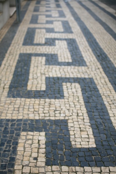 portugal, lisbonne, lisboa, signes de ville, baixa, banque, lion, sculpture, paves sol, voirie
Date : septembre 2011