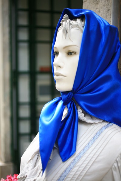 portugal, lisbonne, lisboa, signes de ville, baixa, vitrine de commerce, vetements, habillement, croix, chapelet
Date : septembre 2011